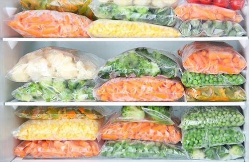 冷凍室に入った小分けされた冷凍野菜
