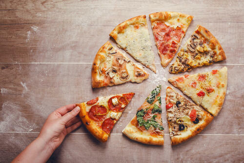 アンチョビ入りのピザを紹介 ピザが誕生した頃から親しまれていた 食 料理 オリーブオイルをひとまわし