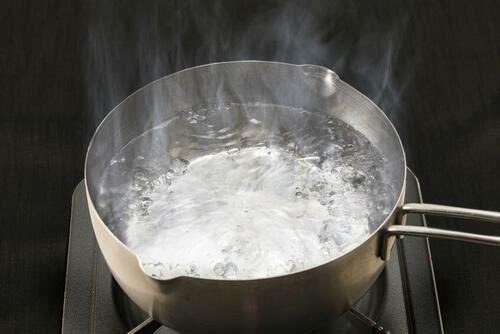 鍋のお湯が沸騰する様子