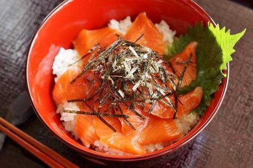 巷の刺身が旨みたっぷり変身！「サーモン漬け丼」