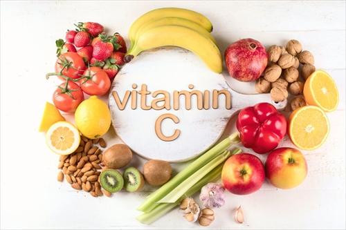 ビタミンCの文字とビタミンCを多く含む食材