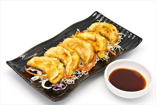 冷凍餃子 で揚げ餃子を作る方法を紹介 絶品アレンジレシピも 食 料理 オリーブオイルをひとまわし