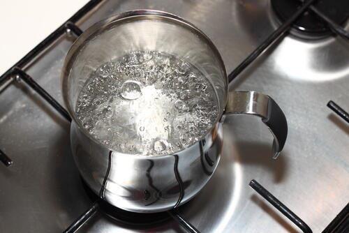 片手鍋のお湯が沸騰する様子