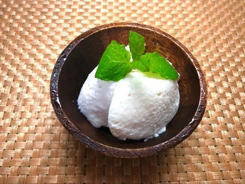 生クリームでふんわり滑らかさわやかな甘さ!「ヨーグルトムース」