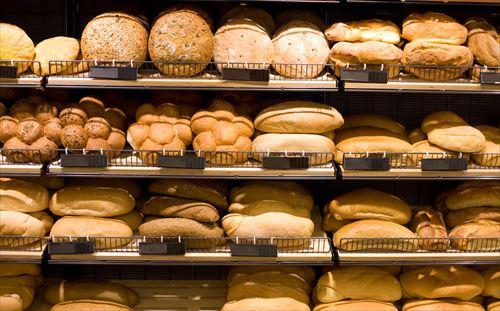 棚にさまざまな種類のパン