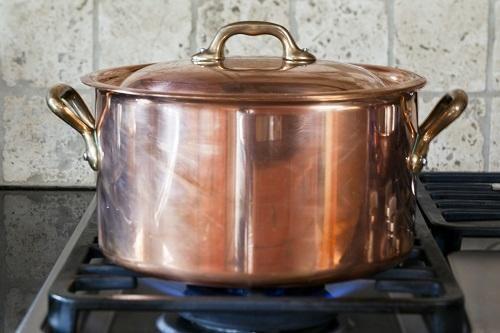 火にかけた銅製の鍋