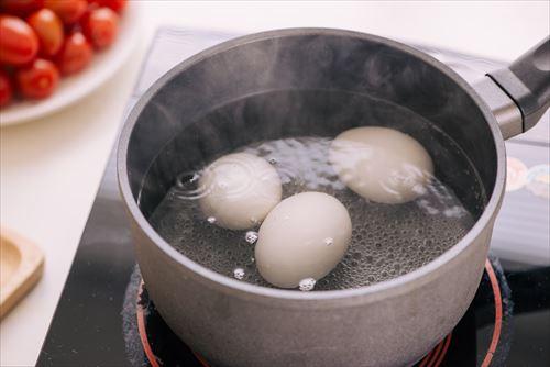 水の鍋で沸騰する3つの卵