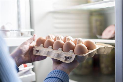 冷蔵庫から卵を取り出す様子