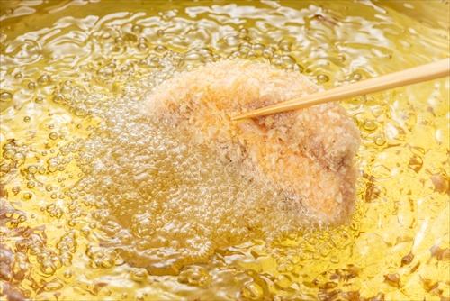 トンカツを揚げる