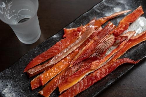 鮭とばと日本酒グラスの画像