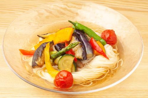 白だしを使ってそうめんの漬け汁をアレンジ 温かいそうめんもいける 食 料理 オリーブオイルをひとまわし