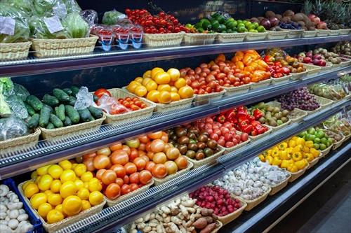 スーパーマーケットに並ぶ新鮮な有機野菜や果物