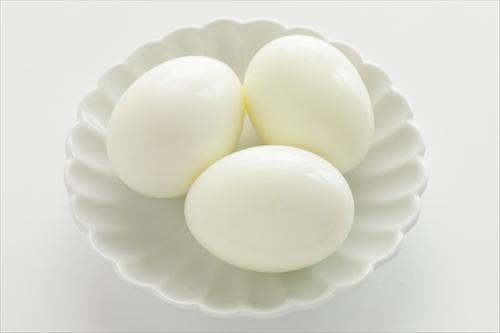 食材の白い皿に自家製のゆで卵