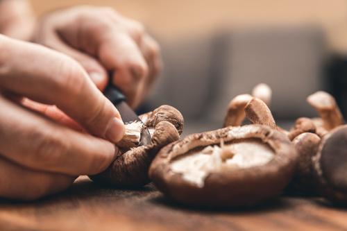 しいたけの食べられる軸から石づきを取り除く方法