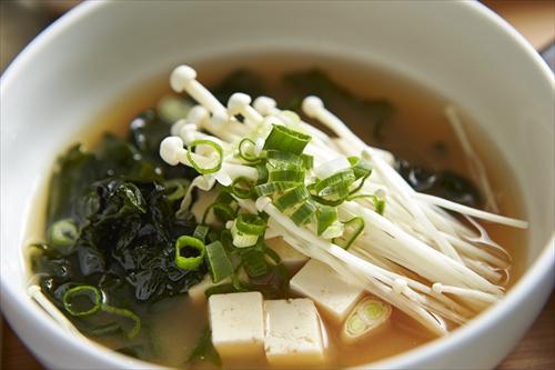 豆腐、海苔、えのき茸の味噌汁