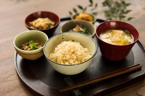 玄米ご飯と和食