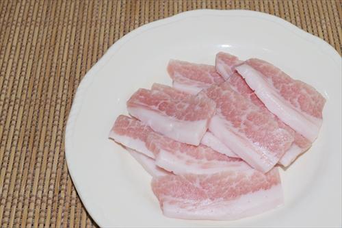 薄くスライスした豚トロ生肉