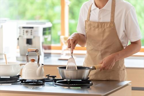 キッチンで料理を作る男性