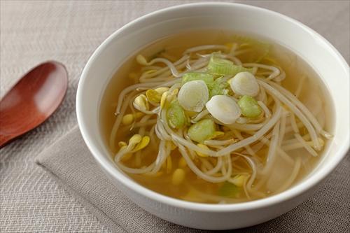 もやしが入った韓国風のスープ料理