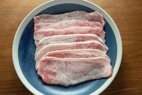 肉を焼く時の小麦粉や片栗粉のまぶし方