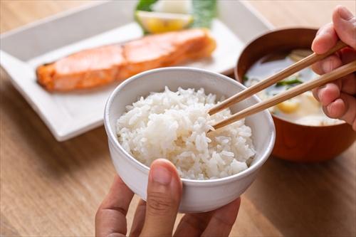 朝食を食べる様子