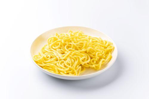 皿にのった焼きそば麺の画像