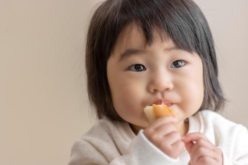 パンを食べる子供