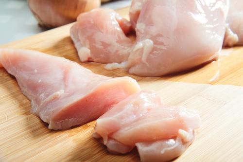 鶏胸肉を柔らかくする切り方1：そぎ切りにする場合