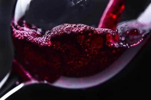 どうして割りばしを入れると高級ワインの味になるの？