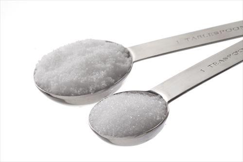 計量スプーンに入った塩と砂糖
