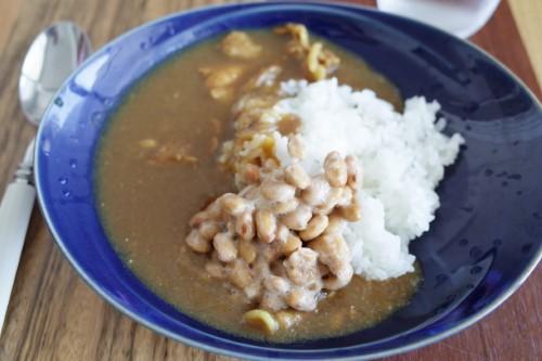 青いさらに盛られた納豆カレー