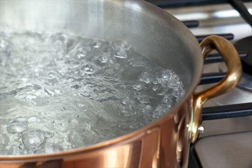 沸騰した鍋のお湯