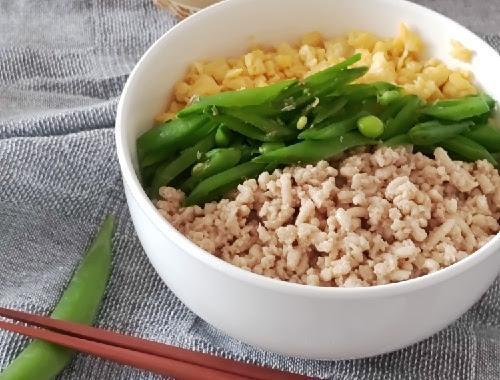 スナップエンドウの3色そぼろ丼