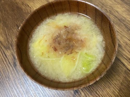 塩麹でコク旨！「白菜とエノキの塩麹味噌汁」