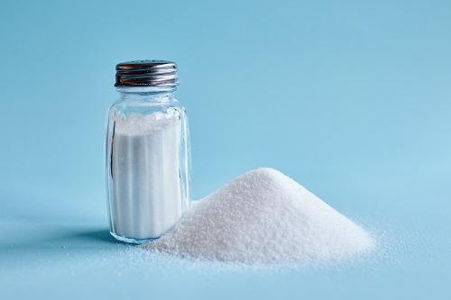 こぼれた塩とソルトシェーカー