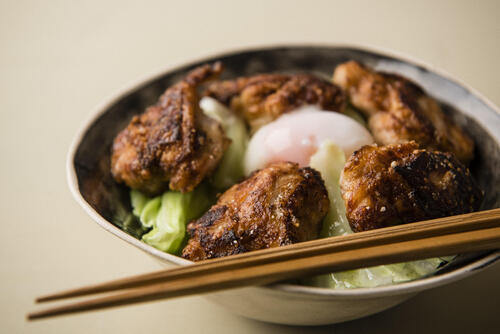 山賊焼き丼温玉のせは『山賊焼きのたれ』で！郷土料理を楽しもう！