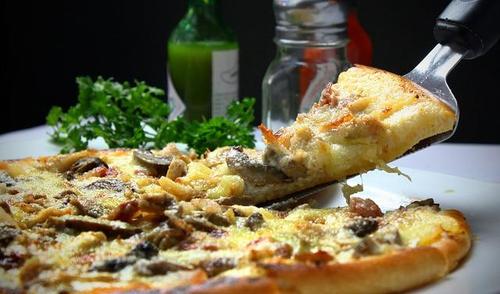 アメリカのピザの特徴とは？イタリアのピッツアとの違いなどを解説！