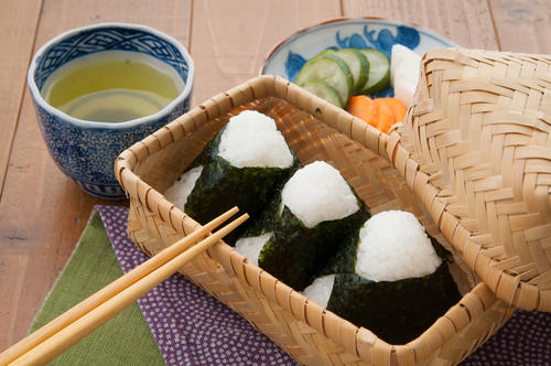 おにぎり の基本 美味しい握り方や形 歴史まで紐解く 食 料理 オリーブオイルをひとまわし