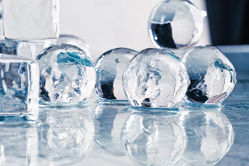 バーで見かける「丸い氷」の作り方。製氷皿で簡単に作れる！