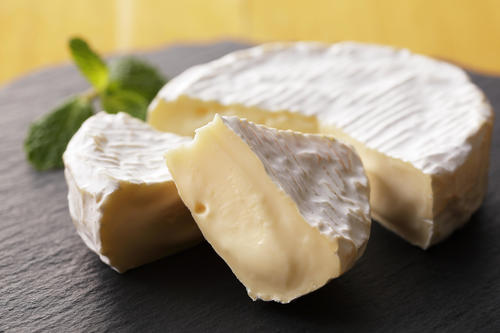 カマンベールチーズとはどんなチーズ？名前の由来や歴史も解説！