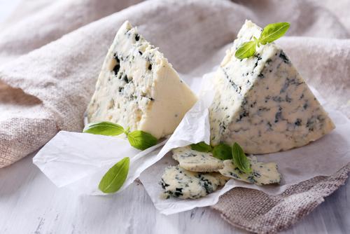 【ブルーチーズ】とはどんなチーズ？特徴や美味しい食べ方、保存方法を紹介