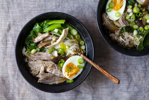 ラーメン好きに捧げる！鶏肉1枚で自家製ラーメンを作る