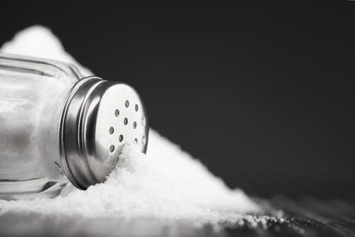 塩の正しい保存方法。固まった塩をサラサラにするワザも紹介