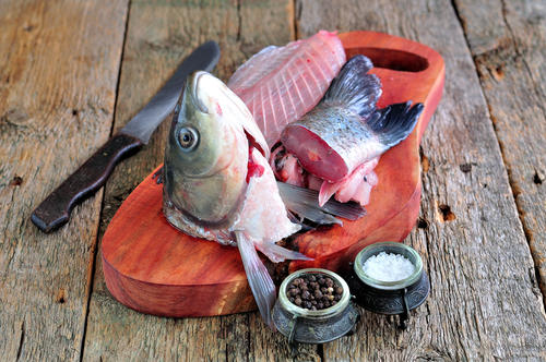 魚のアラとは 下処理の方法と調理のコツを解説 食 料理 オリーブオイルをひとまわし