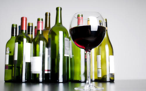 ボルドーとブルゴーニュの違い。赤ワインはボトルの形で見極める！