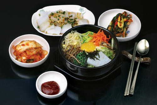 口元を隠す？目上の人をとっても大切にする韓国の食事マナー