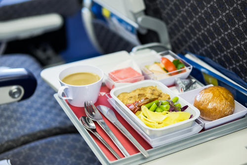 ホント？『機内食』が美味しくないと感じる要因は飛行機の音が原因？