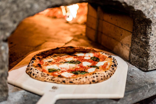 ピザを石窯で焼く理由とは？家庭でも美味しく仕上げるために！