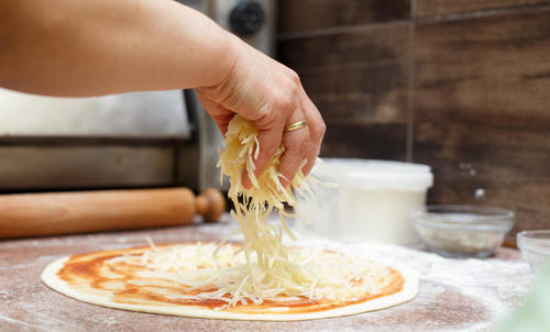ちゃんと選んで使っている？ピザに合うチーズの種類と特徴