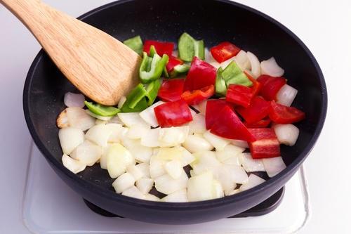 野菜の旨味を最大限に引き出すコツは「煮る前に炒める」である理由。